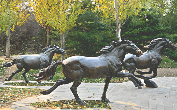 廣場銅馬雕塑——駿馬奔騰 ，鑄就永恒